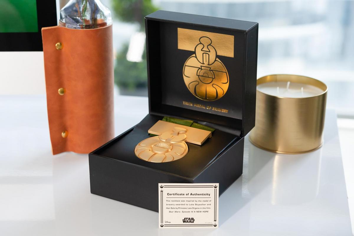 Star Wars Medal of Yavin Gold Plated 1:1 Scale Prop Replica picture