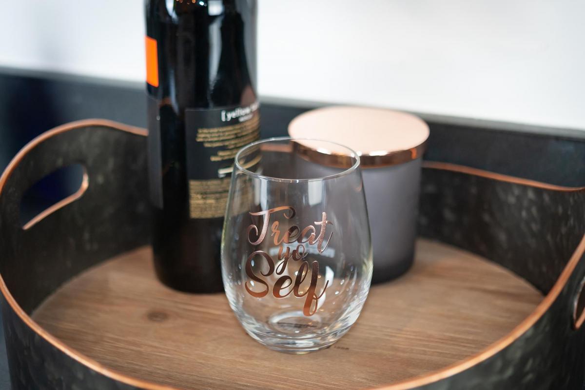 Parks and Rec Treat Yo Self Stemless Wine Glass | Pink picture