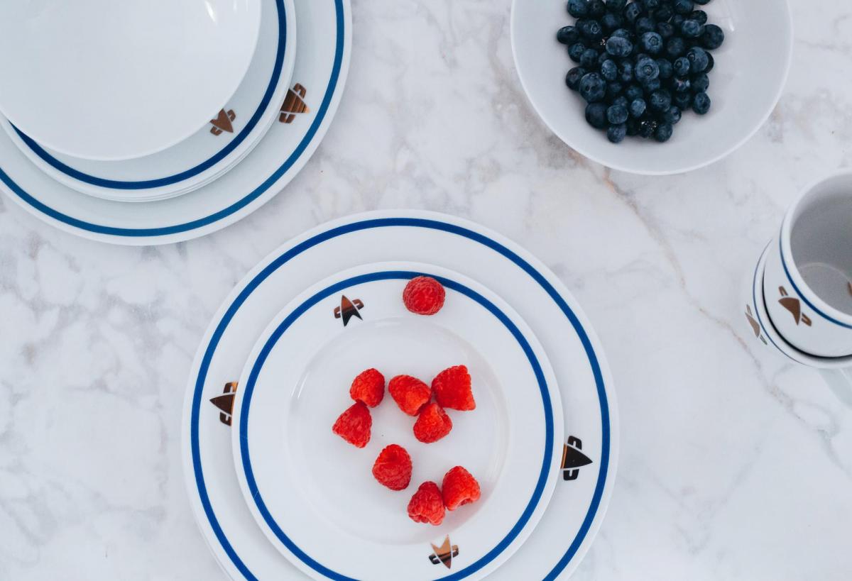 Star Trek Delta Classic 16-Piece Dinnerware Set picture