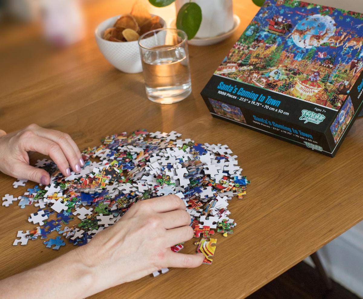 Santa's Coming to Town 1000 Piece Jigsaw Puzzle picture