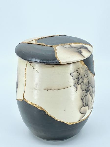 Lidded Kintsugi Horse Hair Vase picture