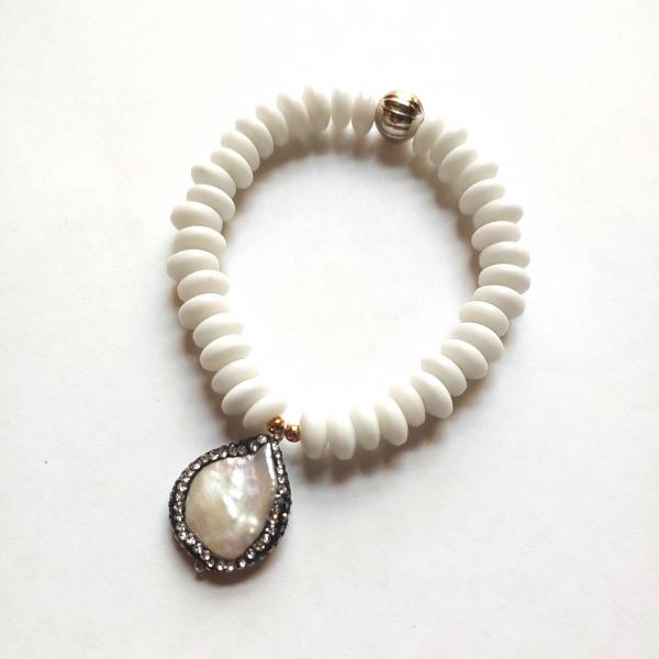 Vintage white glass and pearl stretch bracelet