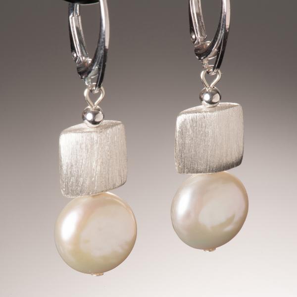 Streamline 9 Coin Pearl Earrings picture