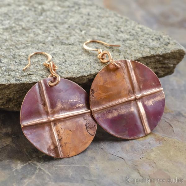 Criss cross disc earrings