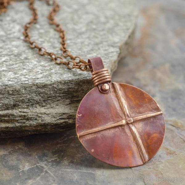 Criss cross disc necklace picture