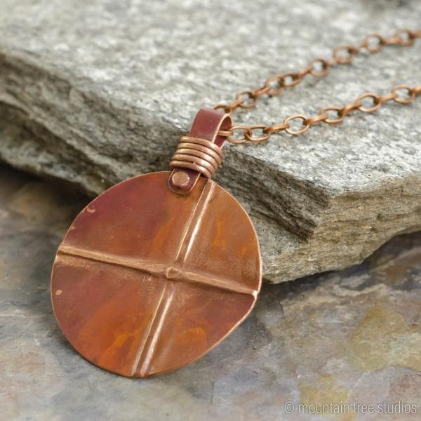 Criss cross disc necklace picture