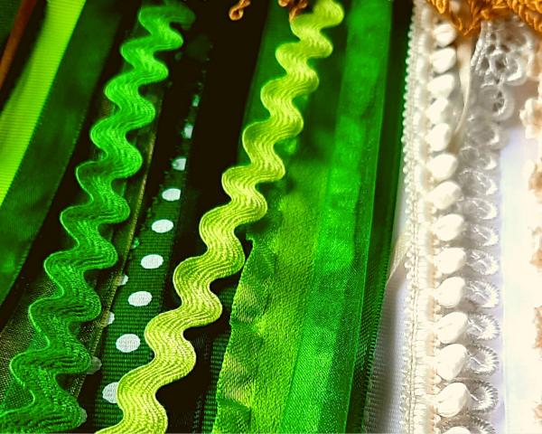 12" Irish Ribbon and Lace Flag picture