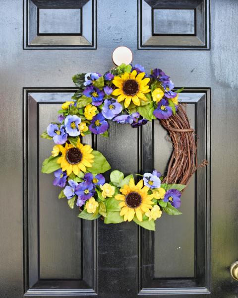 Vibrant Sunflower Wreath picture