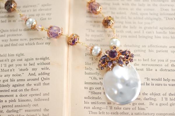 Purple beaded necklace with stunning pearl picture