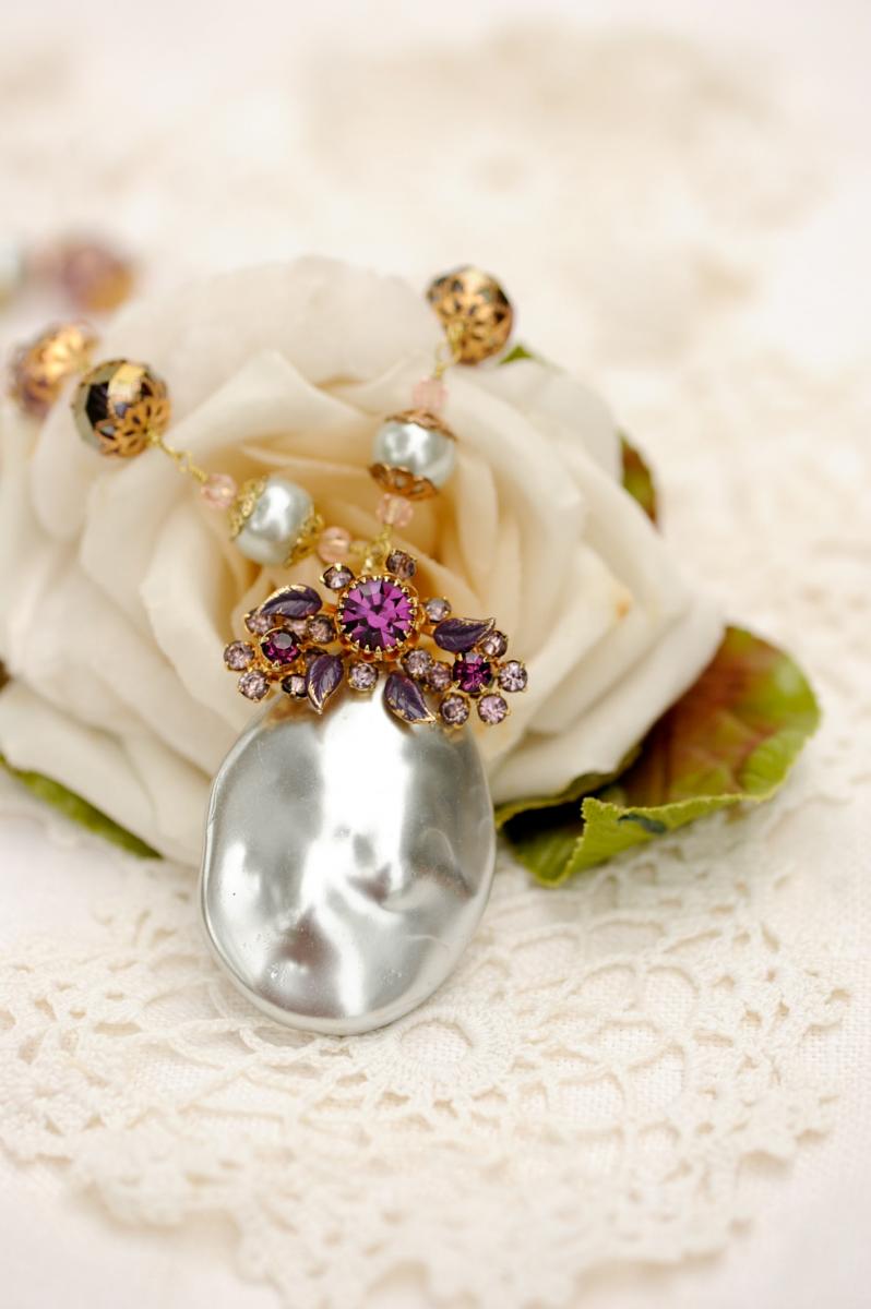 Purple beaded necklace with stunning pearl picture