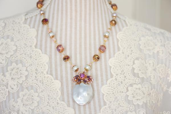 Purple beaded necklace with stunning pearl picture