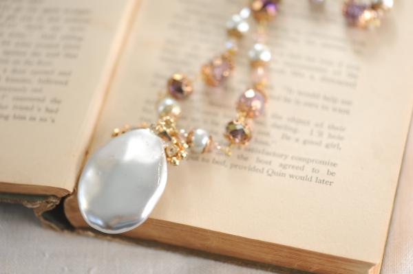 Purple beaded necklace with stunning pearl picture