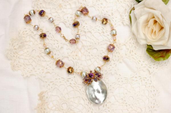 Purple beaded necklace with stunning pearl picture