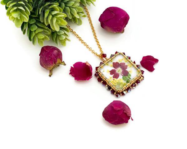 Dried red flower pendant necklace picture