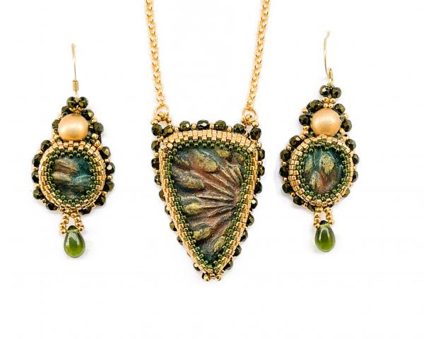 Gorgeous green cabochon necklace and earrings set
