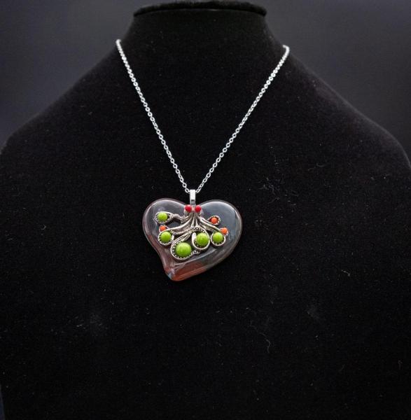 Jewelry - Heart pendant with octopus picture