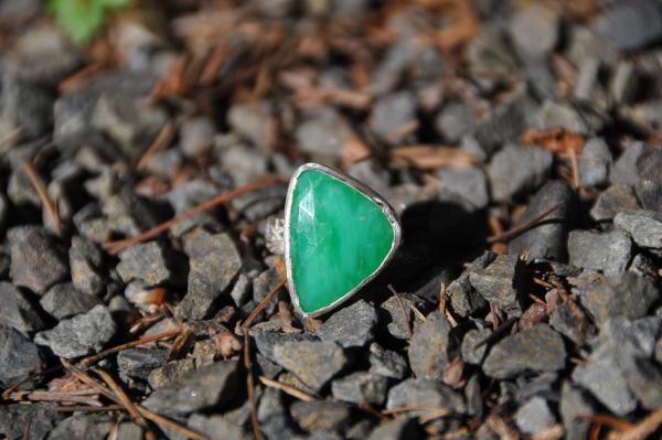 Chrysoprase Triangle Ring picture