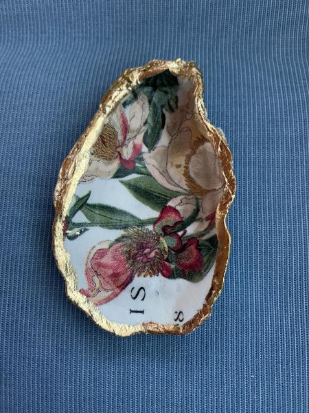 Iris Oyster Shell Ring Dish