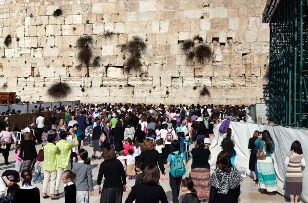 Women at Wall picture