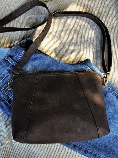 Cork crossbody bag - Chocolate picture