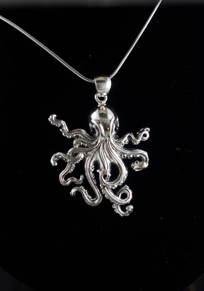 Large Octopi Pendnat