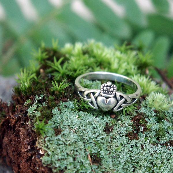 Silver Knotwork Claddagh Ring - RSS-237 picture