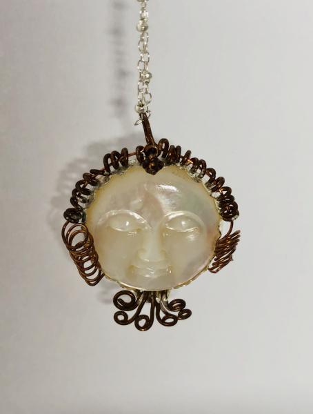 Mother of Pear Curly haired Queen Necklace picture