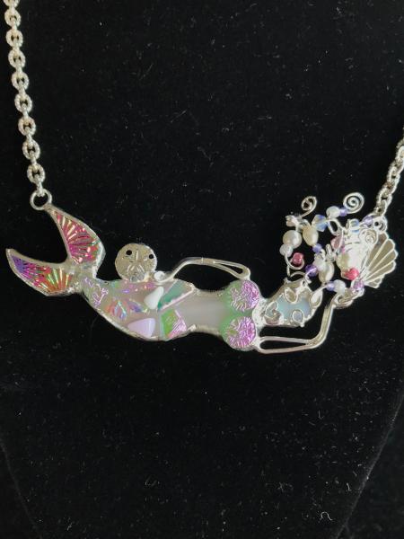 Necklace side mermaid picture