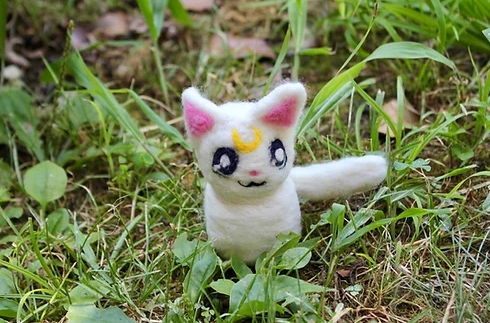 Felt White Moon Cat